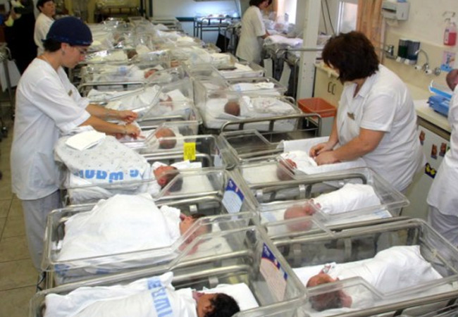 65歲婦人結婚45年後終於成功誕下BB