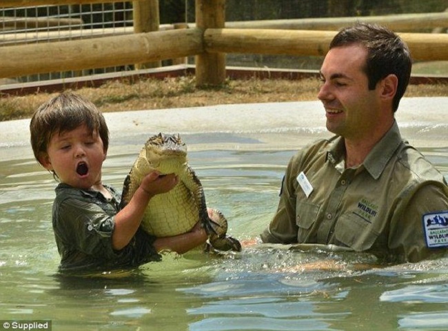 史上最年幼鱷魚獵人！三歲人仔跟鱷魚搏鬥！