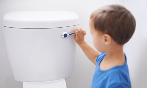 如何協助男孩學習上廁所?