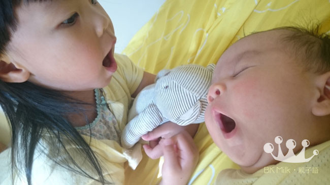 招呼頭等艙的陌生小乘客：媽媽三大求生法