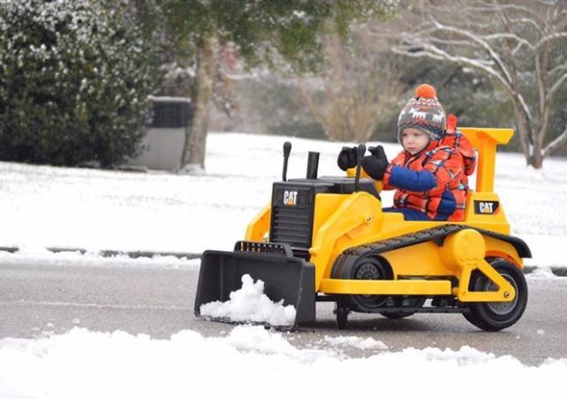 三歲男孩為鄰居清理車道積雪