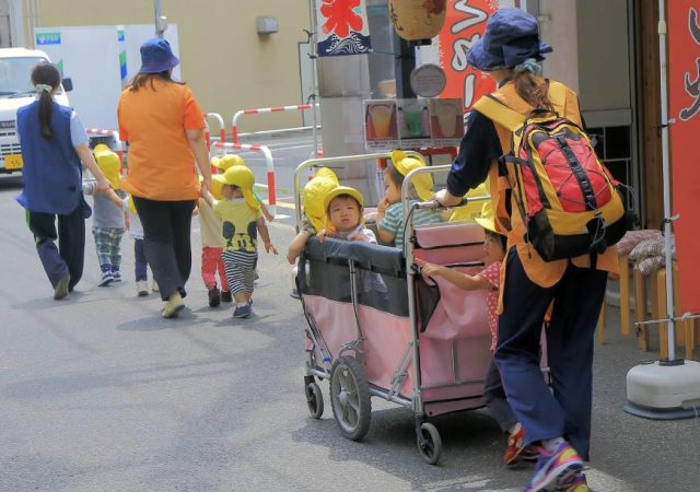 日本托兒服務不足，網上帖文引發運動