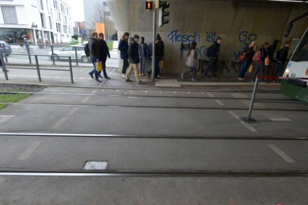 德國城市把交通燈放在地面－為了低頭族