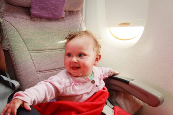長途飛行中，陌生人安慰大哭的幼兒