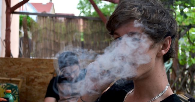 研究：童年早期失去父母，與青少年吸煙飲酒問題有關