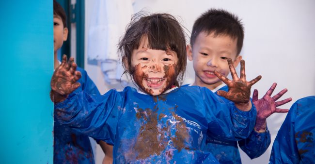 基層家庭孩子盡情試玩Messy Play