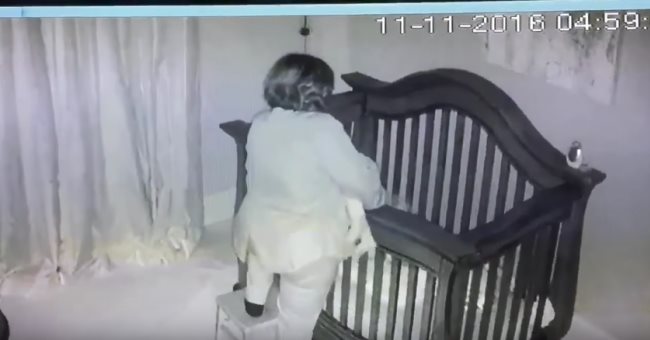 婆婆放孫女到嬰兒床中，結果… 哎唷！