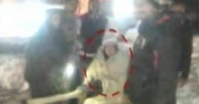 6名警察孭起孕婦，走10公里雪地送院