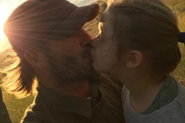 Beckham 與5歲女兒親咀，引來網民討論