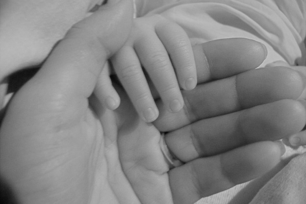 車廂內出生，還包在羊膜中的嬰兒…