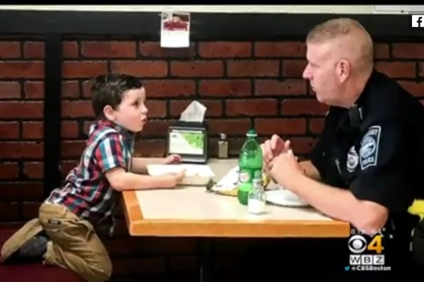 好人好事：和警察叔叔午餐的3歲男孩