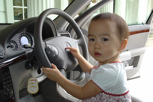 油站入油付款,可以留下幼兒在車廂嗎?
