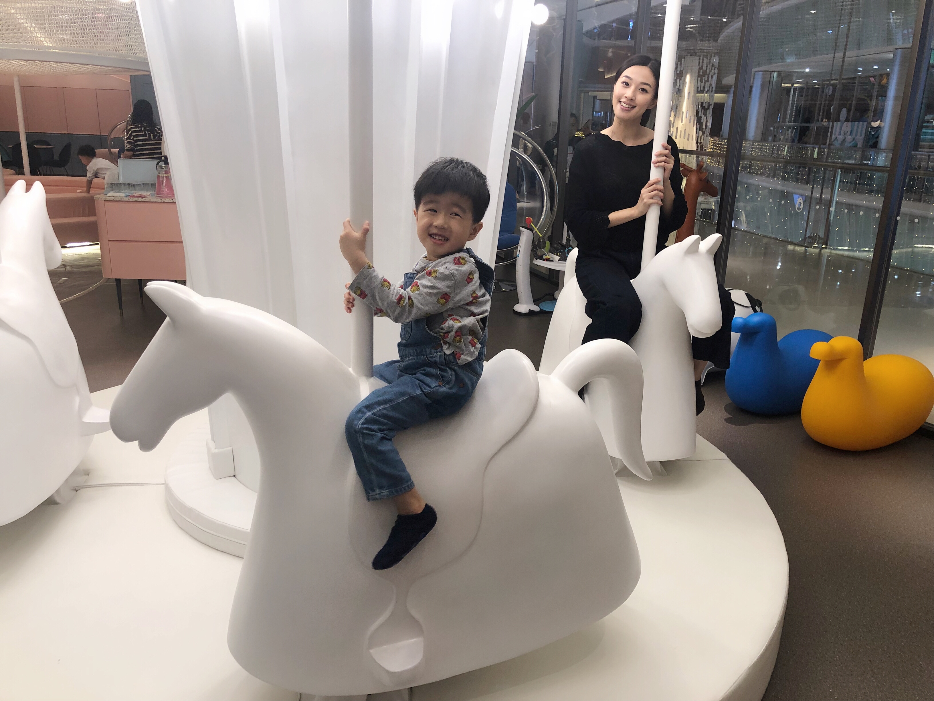 【深圳親子餐廳】超級誇張夢幻度爆表!內建旋轉木馬!網紅親子餐廳