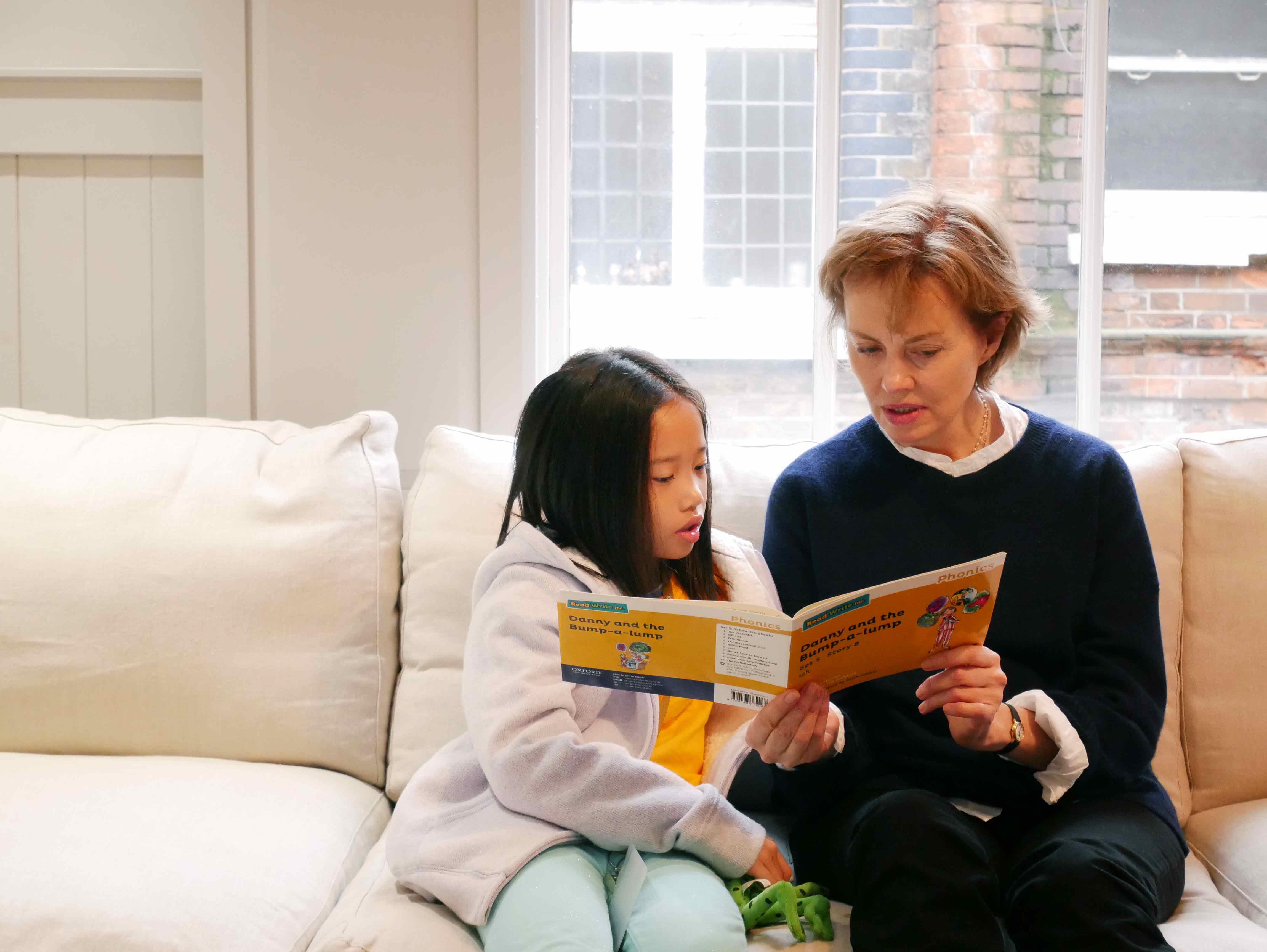「死背深字是浪費時間。」英國「拼音女皇」創拼讀教學 助港孩愛上英語