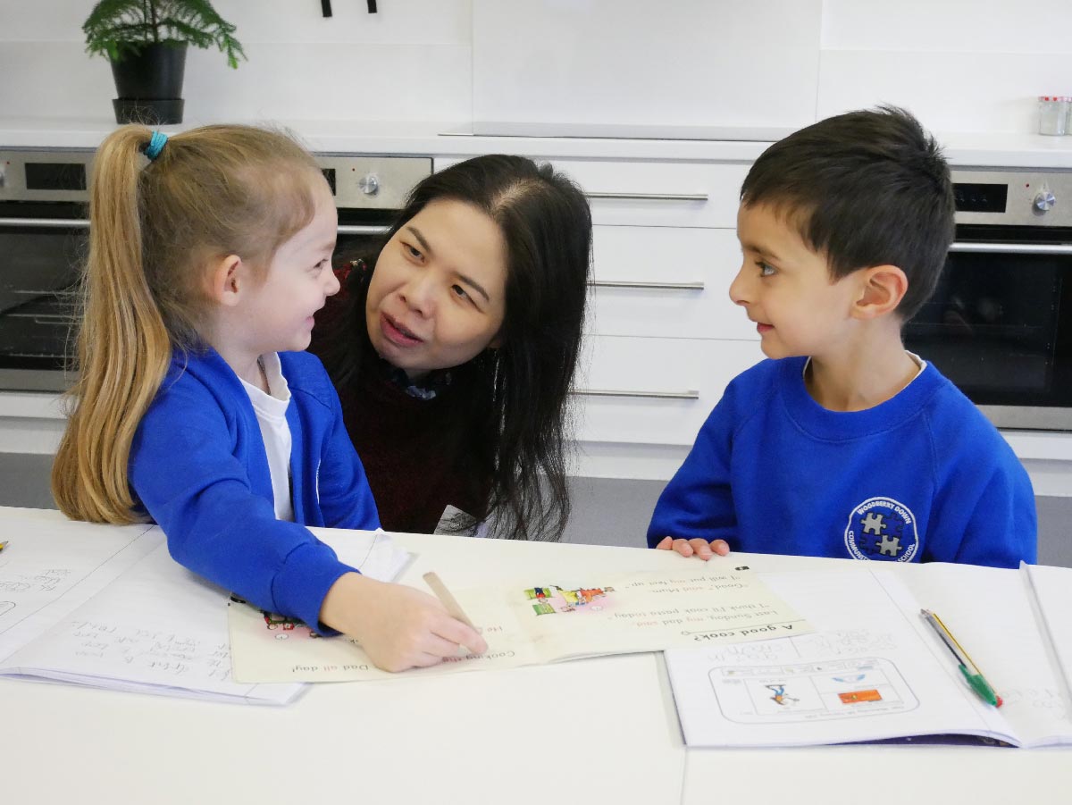 「懂得深詞彙不代表英文好。」資深英語老師倡從兒歌、卡通片培養興趣
