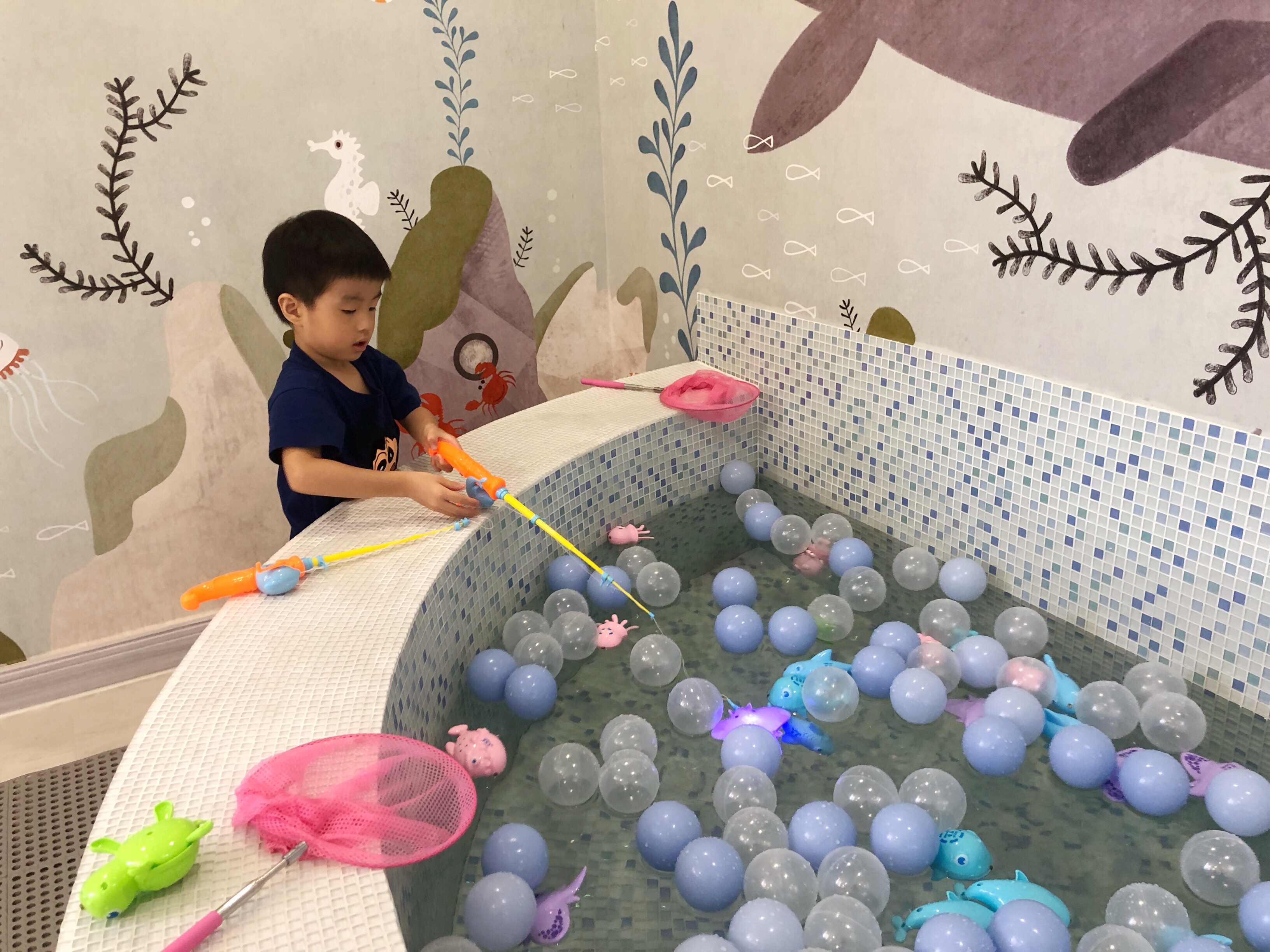 【親子好去處】全新開幕7000呎優質室內兒童遊樂場-迷宮波波池x仿真超市x釣魚池x少女化妝間x 綠野Glamping空間