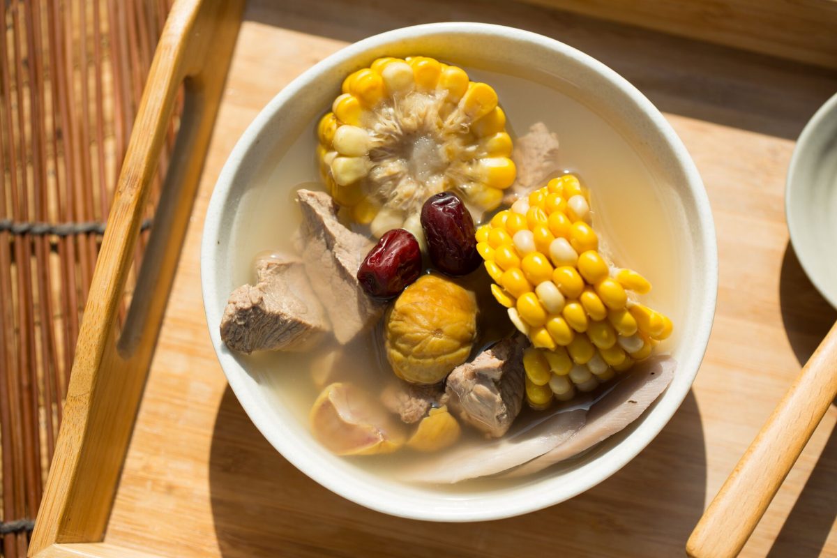 營養食譜《粟米栗子瘦肉湯》