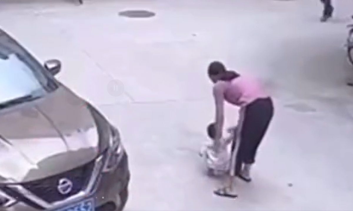 粗心媽獨留孩子於路中心 幼童遭車輾過奇蹟僅擦傷
